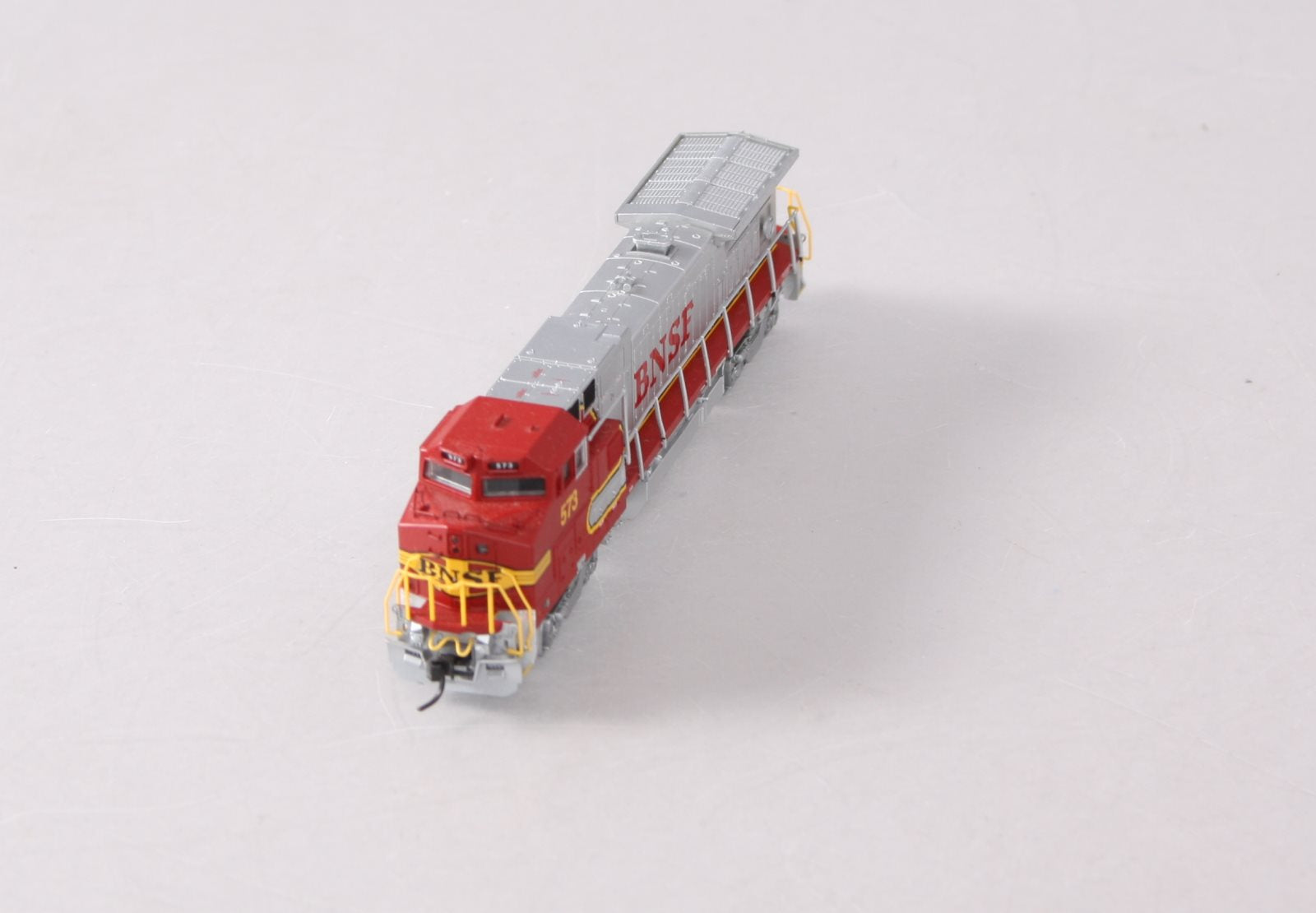 Atlas 48806 N Scale BNSF Dash 8-40BW Diesel Locomotive #573