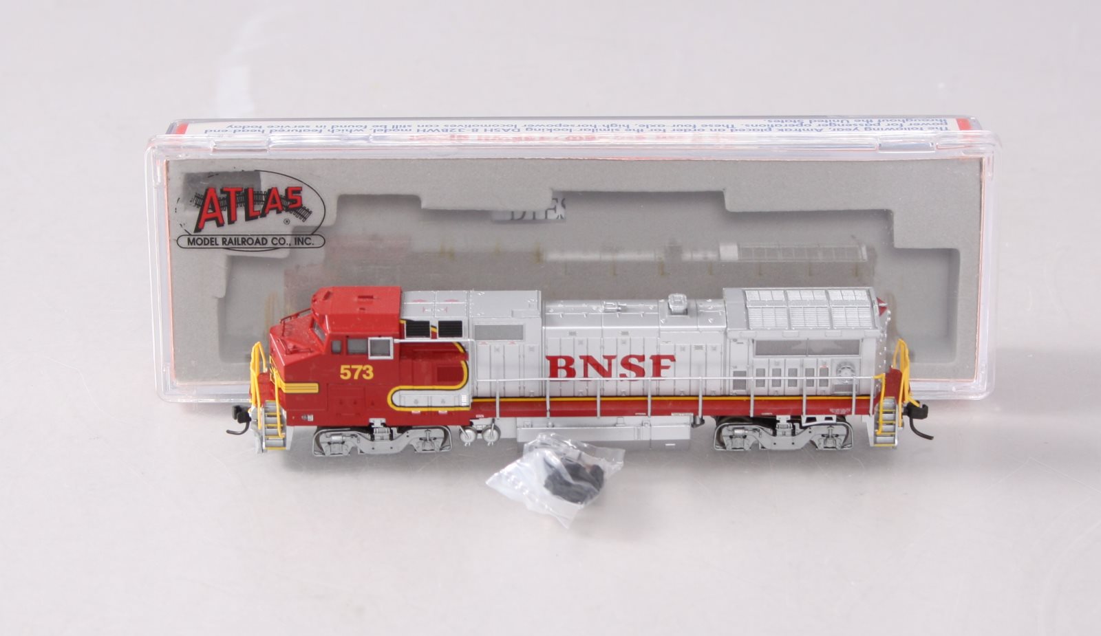 Atlas 48806 N Scale BNSF Dash 8-40BW Diesel Locomotive #573