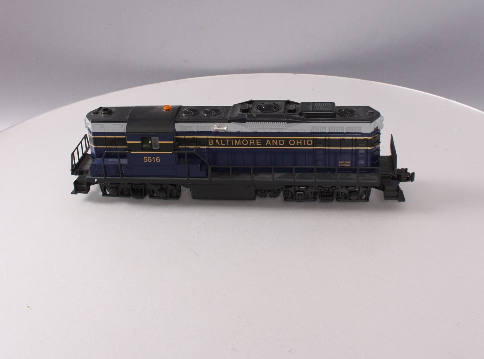Lionel 6-18879 O Gauge Baltimore & Ohio GP-9 Powered Diesel