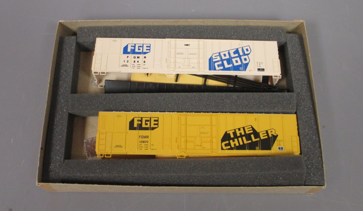 Athearn 2304 HO FGE 57' Reefer Cars Kit (Set of 2)