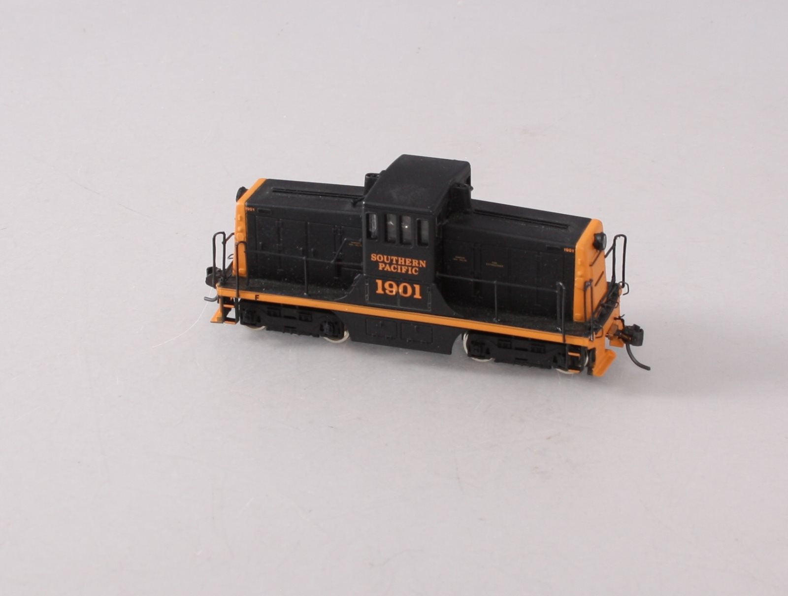Bachmann 80016 HO Scale Southern Pacific GE 44-Ton Switcher #1901