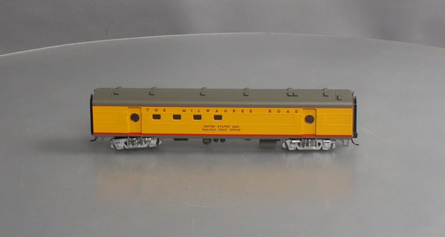 Walthers 932-9211 HO Scale Milwaukee Road Hiawatha Yellow RPO Car