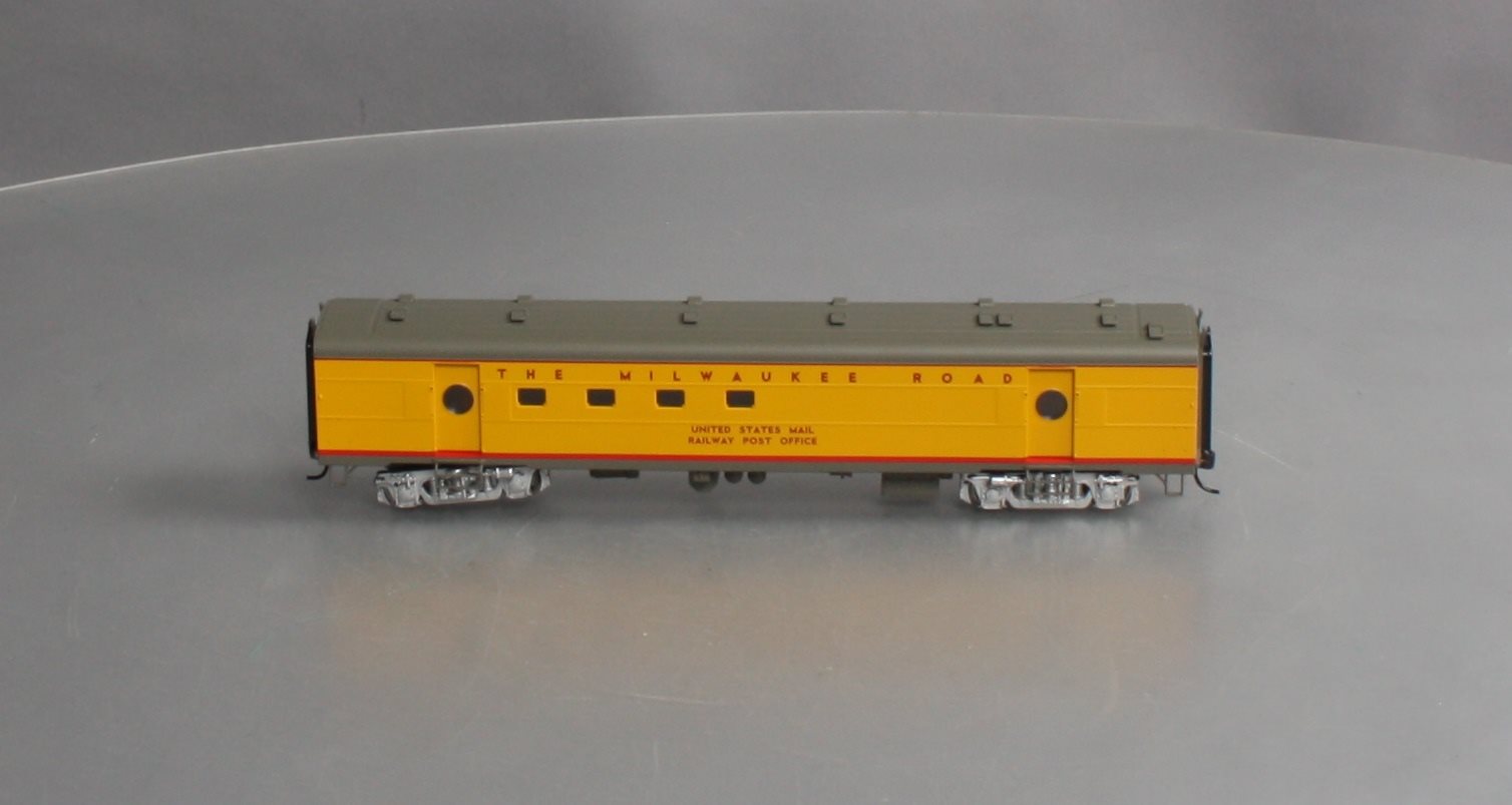 Walthers 932-9211 HO Scale Milwaukee Road Hiawatha Yellow RPO Car