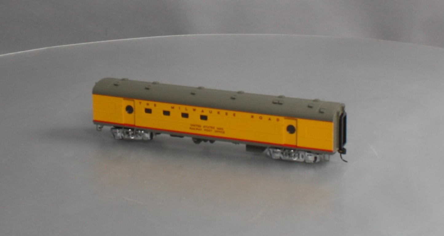 Walthers 932-9211 HO Scale Milwaukee Road Hiawatha Yellow RPO Car