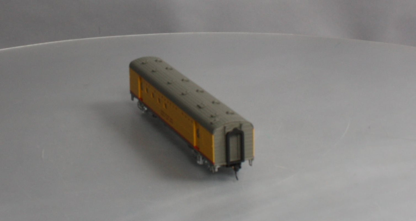 Walthers 932-9211 HO Scale Milwaukee Road Hiawatha Yellow RPO Car