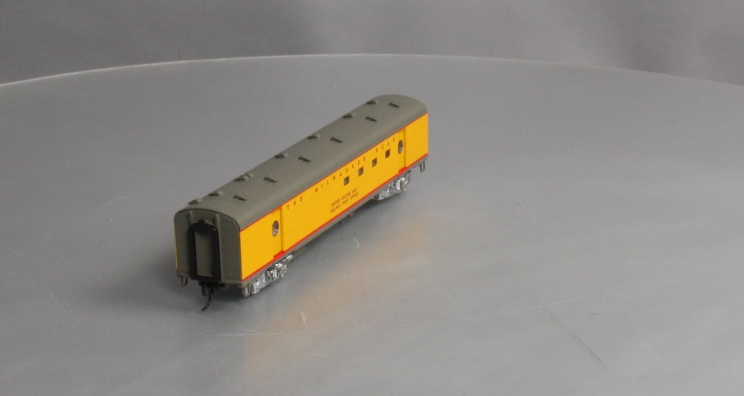 Walthers 932-9211 HO Scale Milwaukee Road Hiawatha Yellow RPO Car