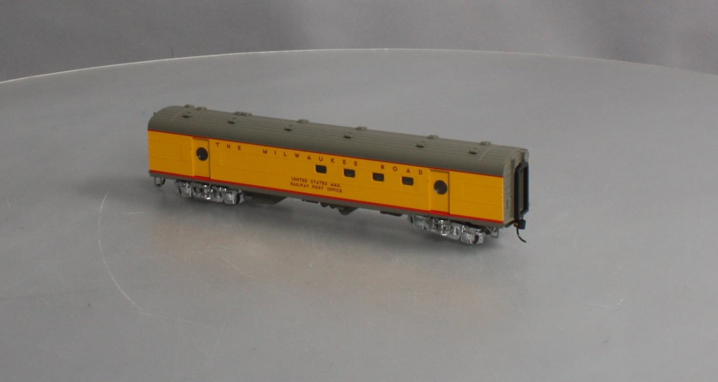 Walthers 932-9211 HO Scale Milwaukee Road Hiawatha Yellow RPO Car