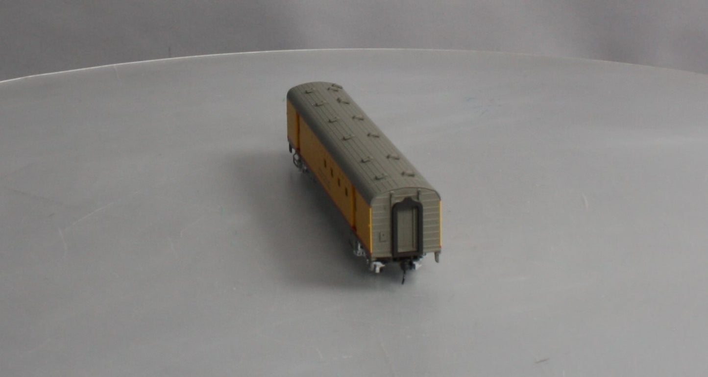 Walthers 932-9211 HO Scale Milwaukee Road Hiawatha Yellow RPO Car