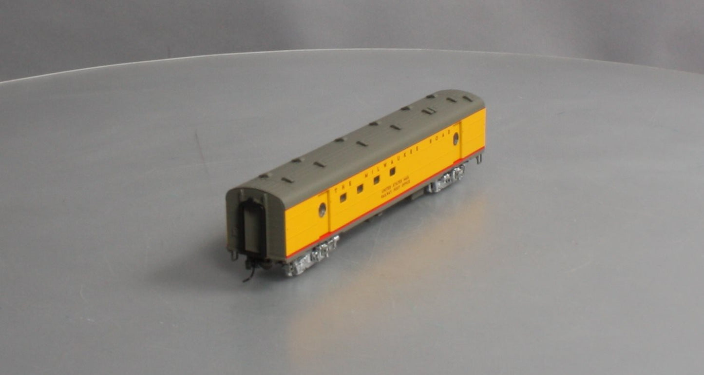 Walthers 932-9211 HO Scale Milwaukee Road Hiawatha Yellow RPO Car