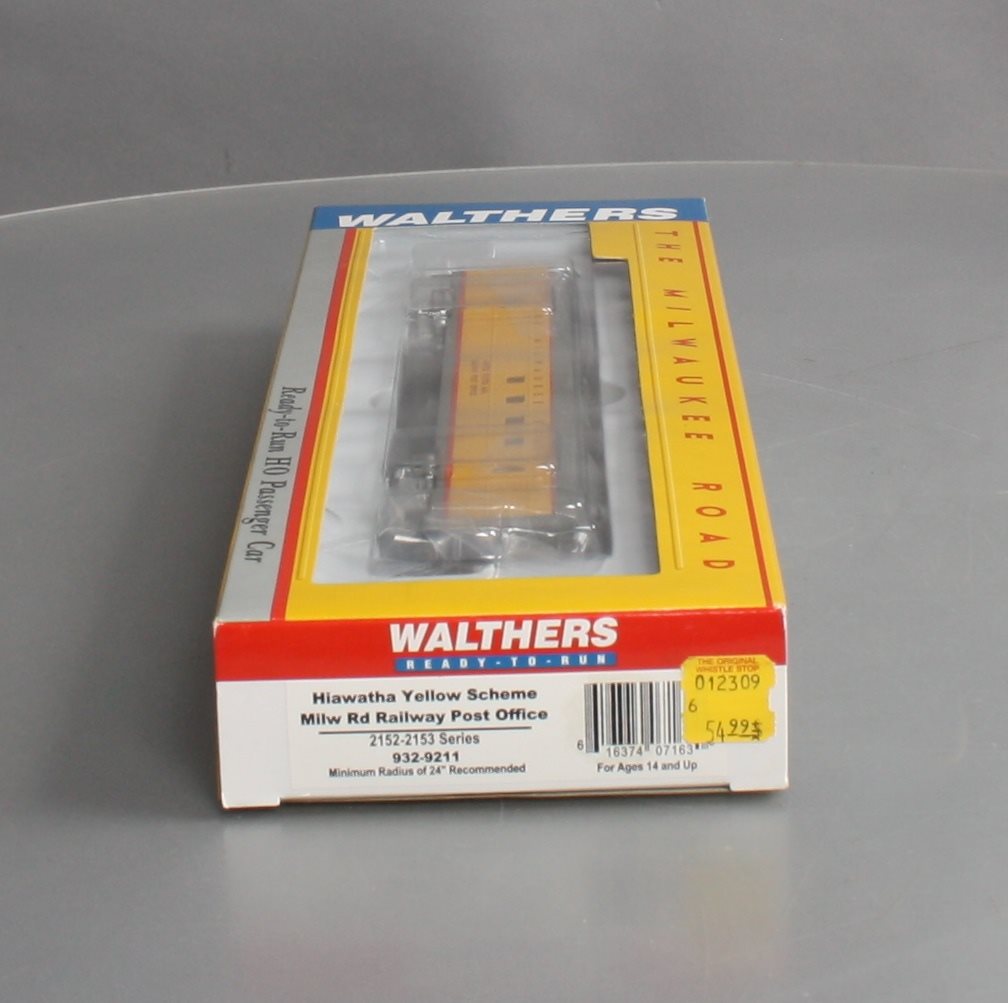 Walthers 932-9211 HO Scale Milwaukee Road Hiawatha Yellow RPO Car