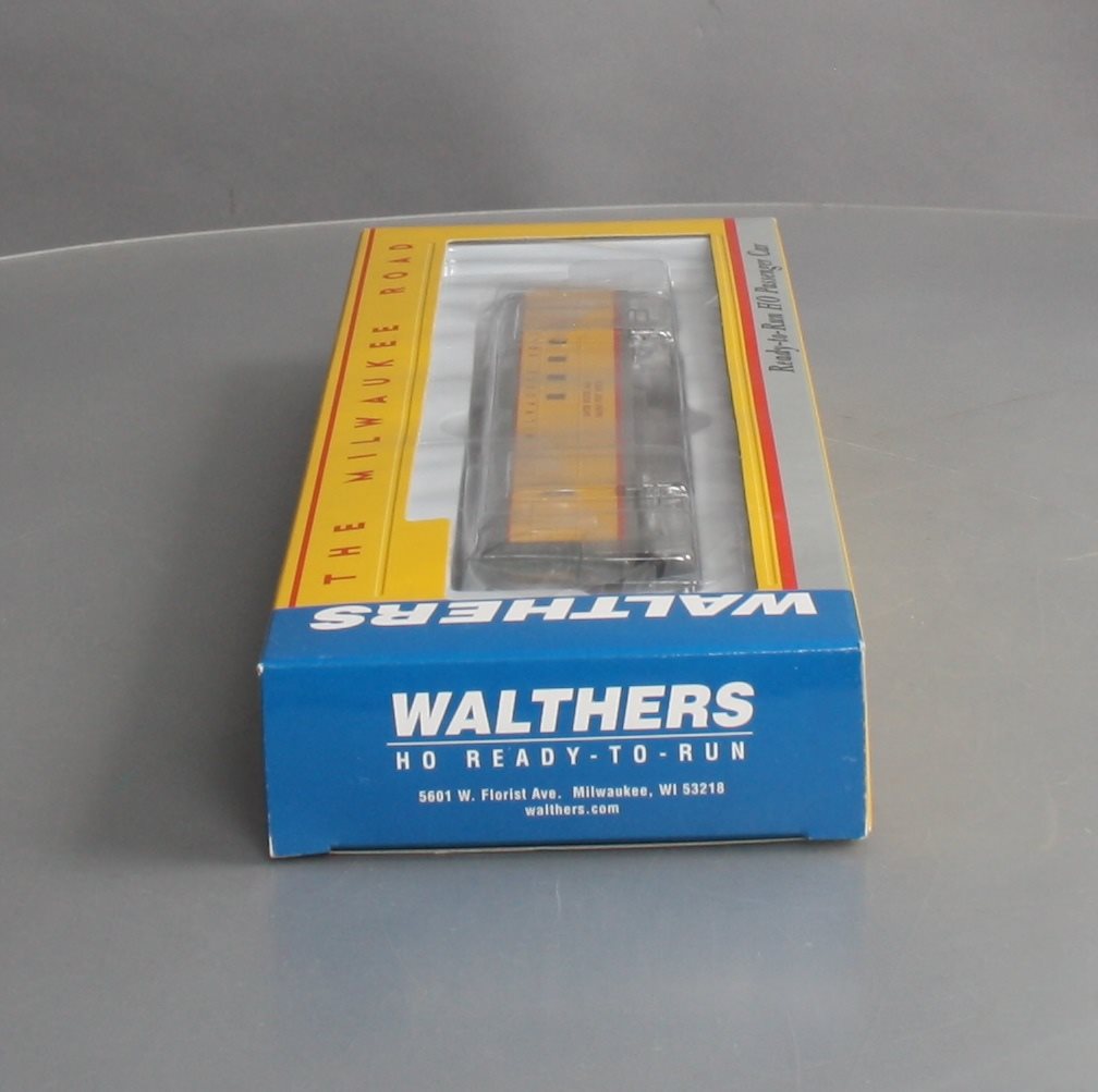 Walthers 932-9211 HO Scale Milwaukee Road Hiawatha Yellow RPO Car