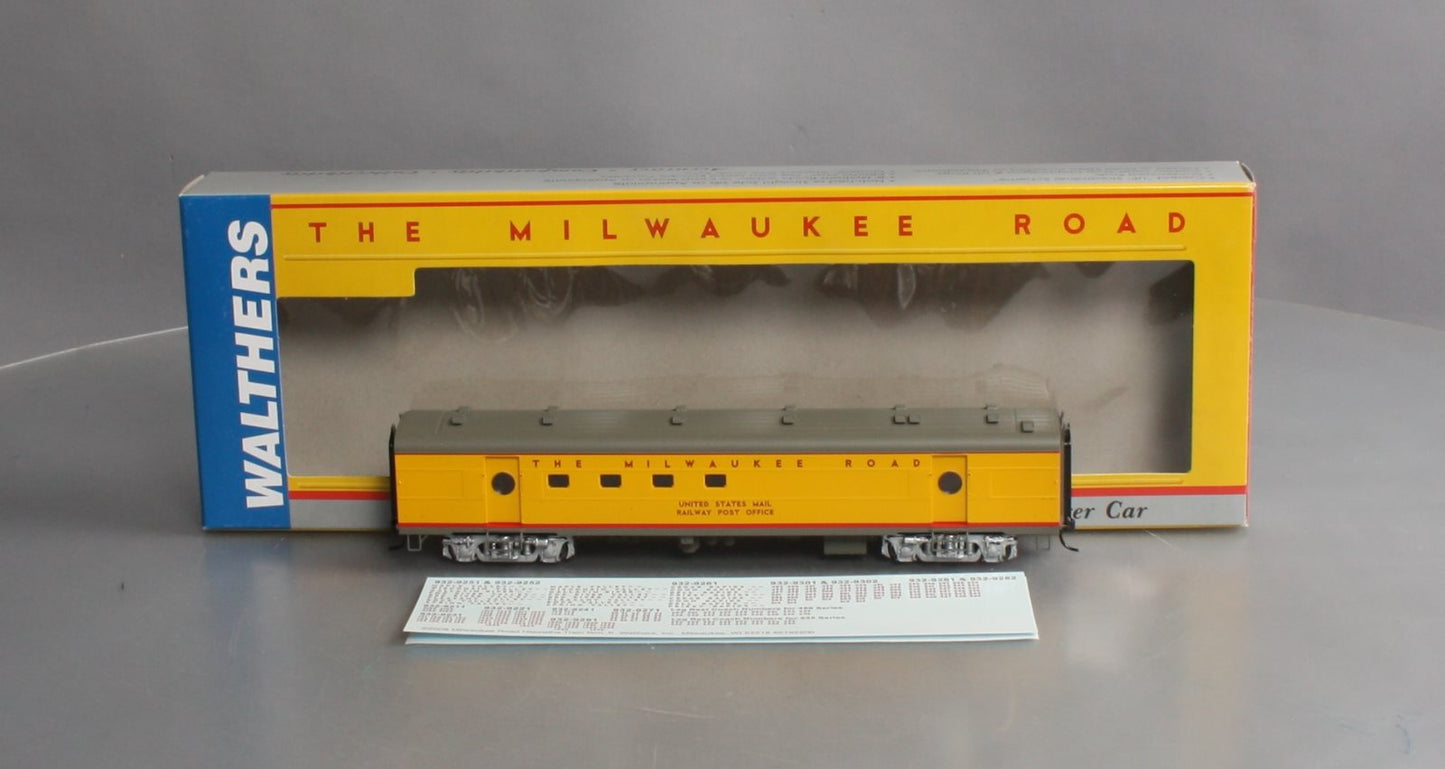 Walthers 932-9211 HO Scale Milwaukee Road Hiawatha Yellow RPO Car