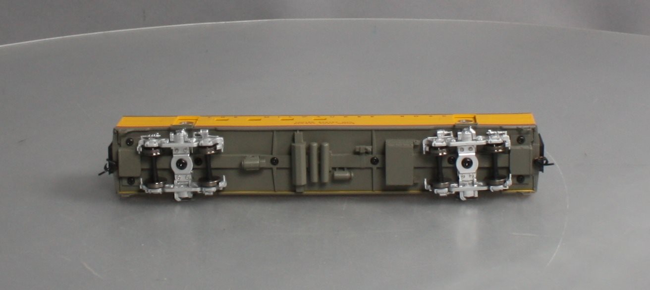 Walthers 932-9211 HO Scale Milwaukee Road Hiawatha Yellow RPO Car
