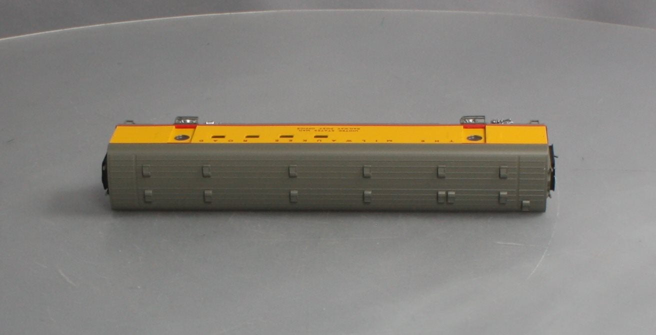 Walthers 932-9211 HO Scale Milwaukee Road Hiawatha Yellow RPO Car
