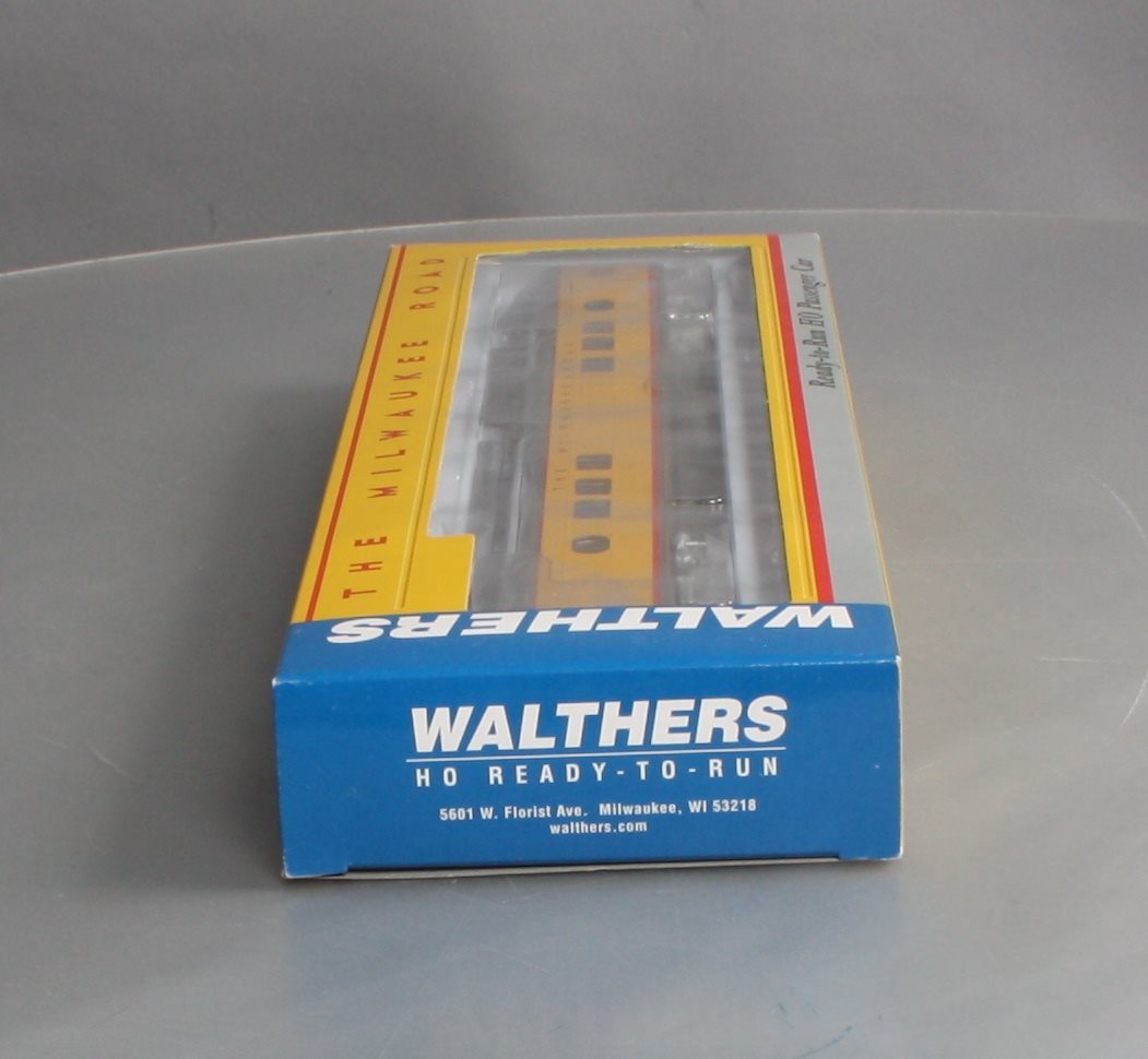 Walthers 932-9241 HO Scale Milwaukee Road Hiawatha Yellow 26-Seat Tap Lounge LN/Box