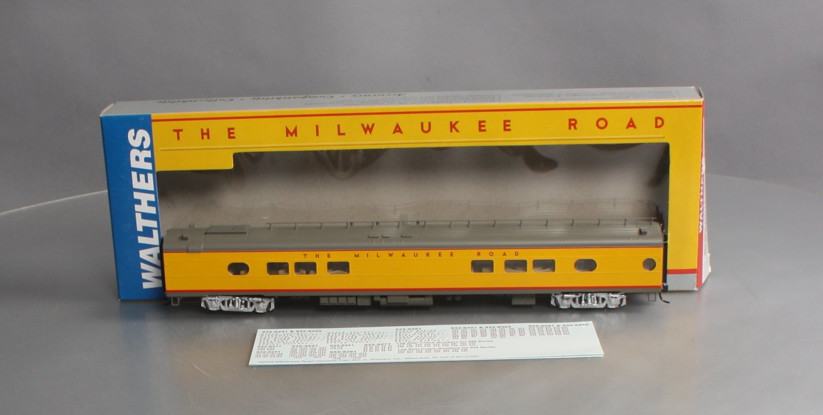 Walthers 932-9241 HO Scale Milwaukee Road Hiawatha Yellow 26-Seat Tap Lounge LN/Box