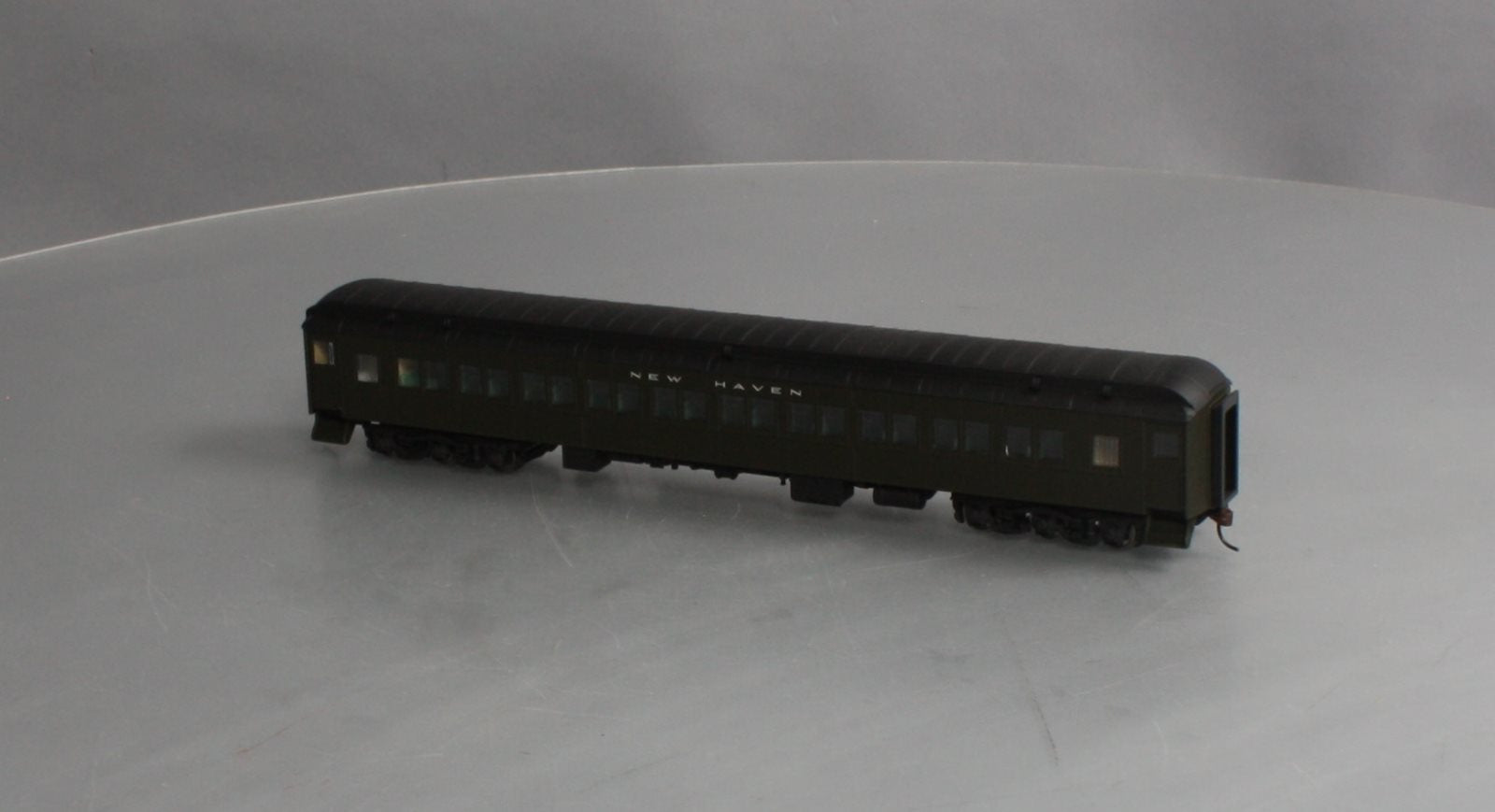 Walthers 932-10117 HO Scale New Haven Heavyweight Paired Window Coach Car LN/Box