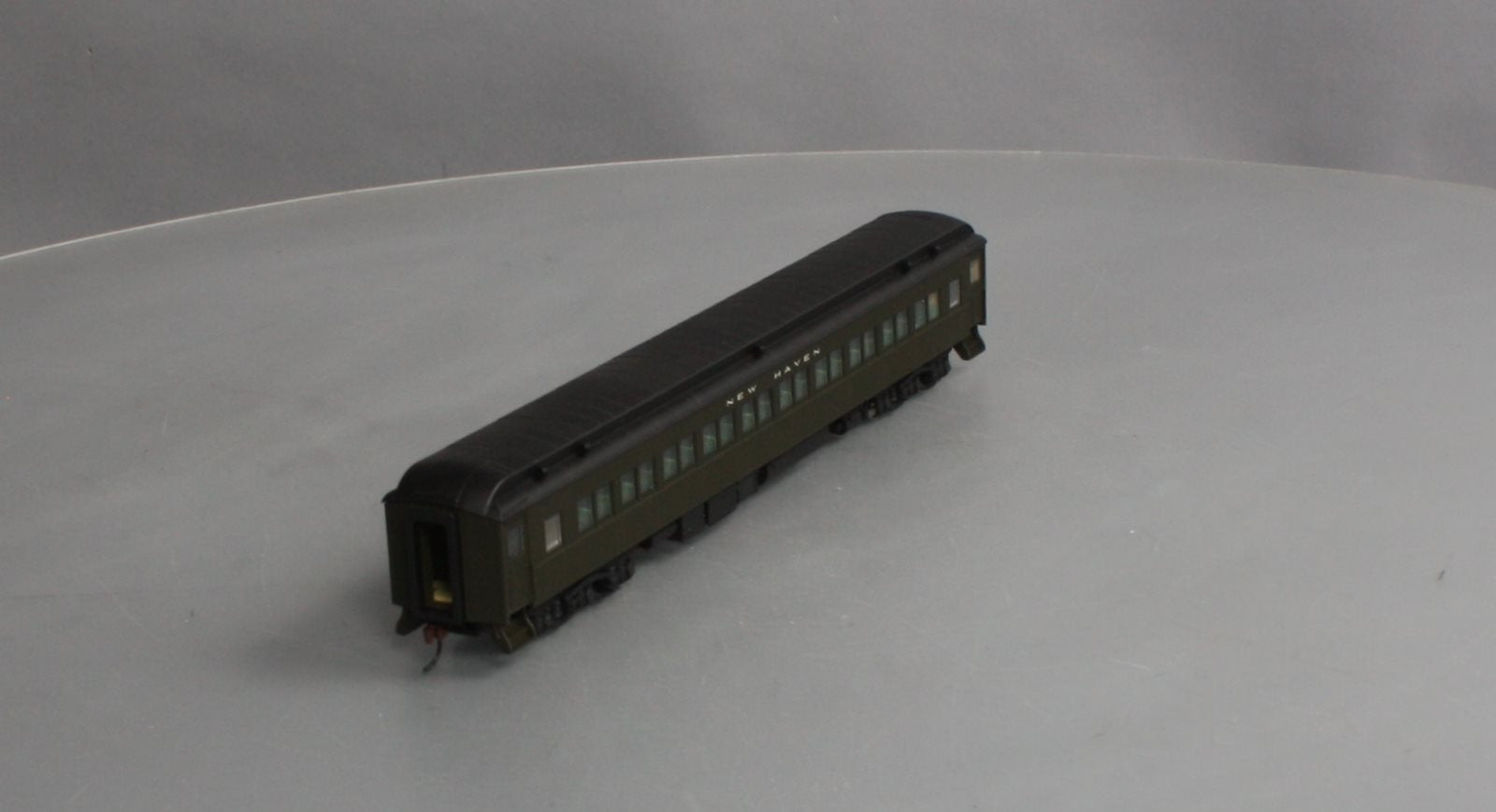 Walthers 932-10117 HO Scale New Haven Heavyweight Paired Window Coach Car LN/Box