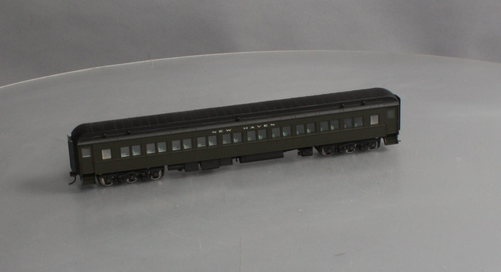 Walthers 932-10117 HO Scale New Haven Heavyweight Paired Window Coach Car LN/Box