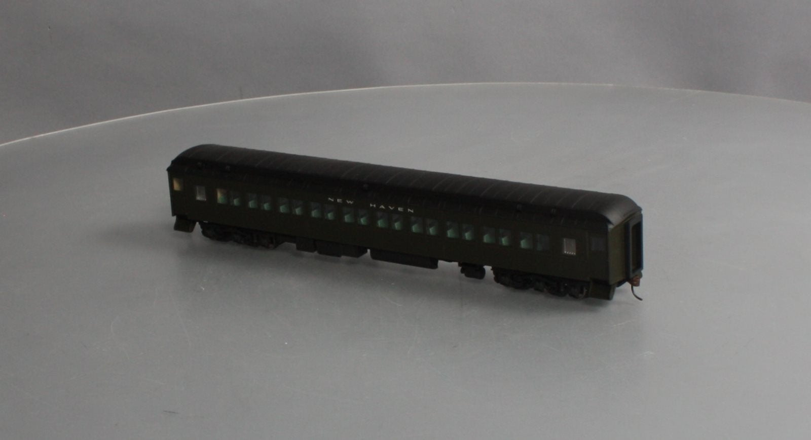 Walthers 932-10117 HO Scale New Haven Heavyweight Paired Window Coach Car LN/Box