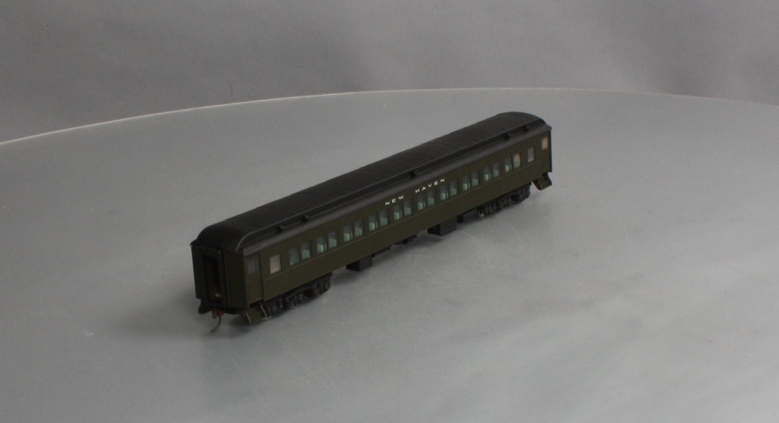 Walthers 932-10117 HO Scale New Haven Heavyweight Paired Window Coach Car LN/Box