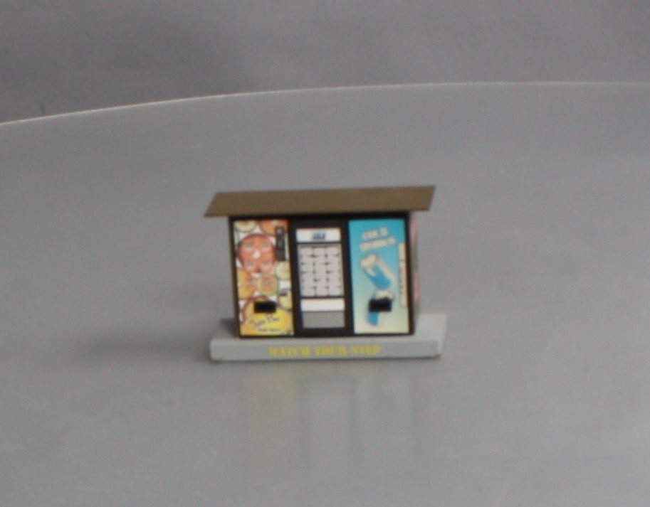 K-Line 6-22387 By Lionel Illuminated Kiosk with 3 vending Machines