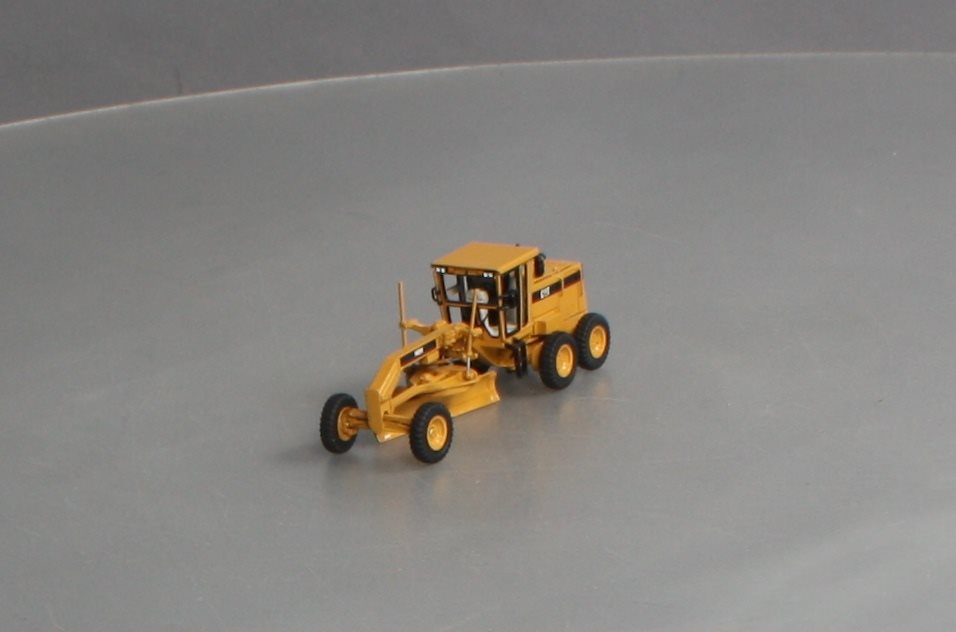 Classic Construction Models BRASS 1:87 Scale Caterpillar 140H Motor Grander LN/Box
