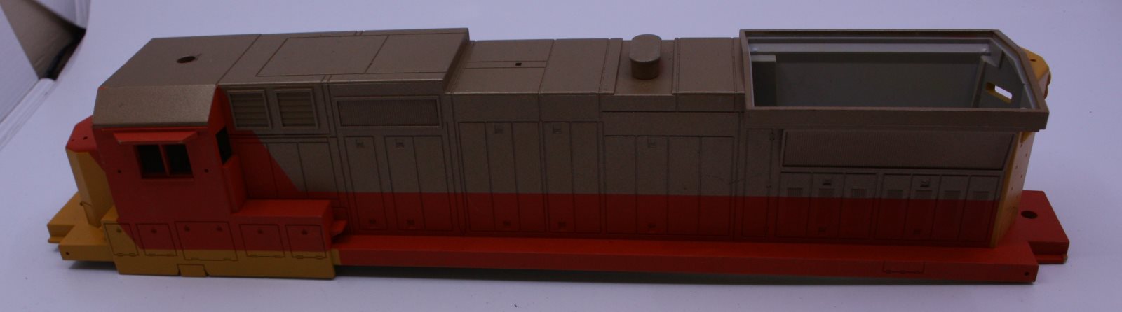 Lionel 8213-2YOG Dash 8-40C Diesel Shell Painted - Missing Radiator Cover