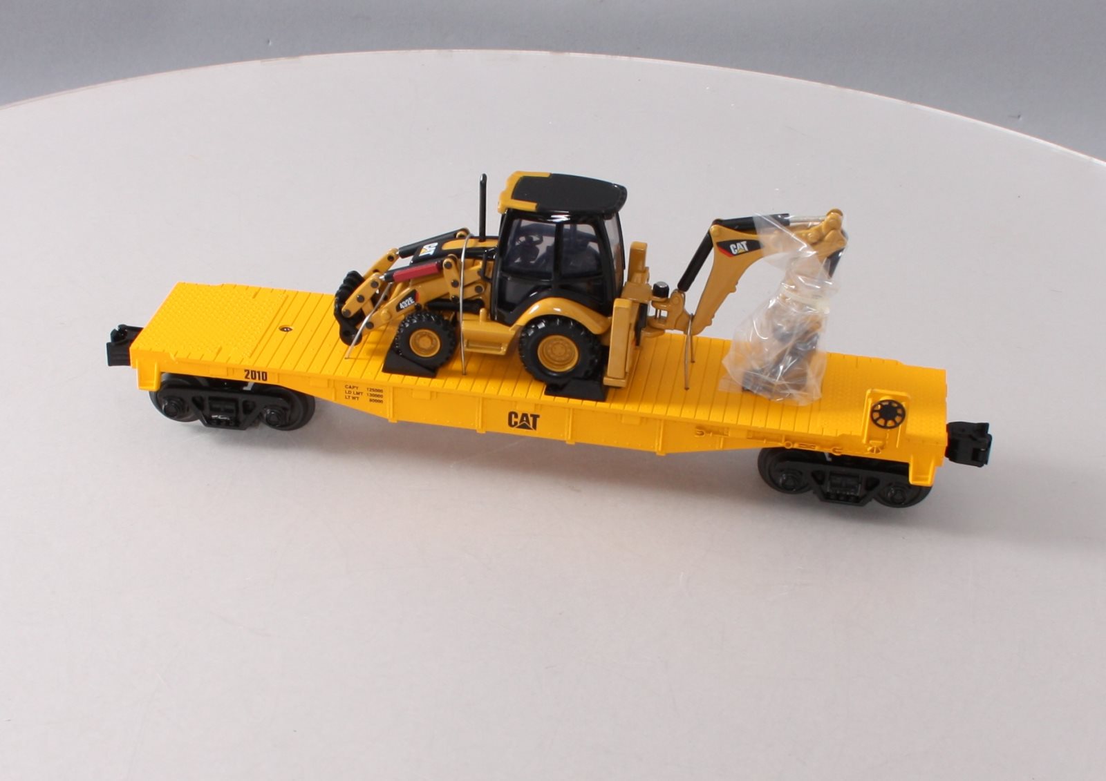 MTH 30-76349 O Gauge Caterpillar Flatcar w/ CAT432E Backhoe #2010