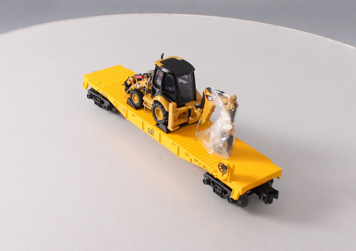 MTH 30-76349 O Gauge Caterpillar Flatcar w/ CAT432E Backhoe #2010