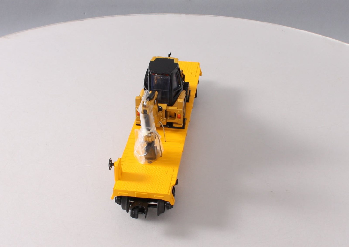MTH 30-76349 O Gauge Caterpillar Flatcar w/ CAT432E Backhoe #2010