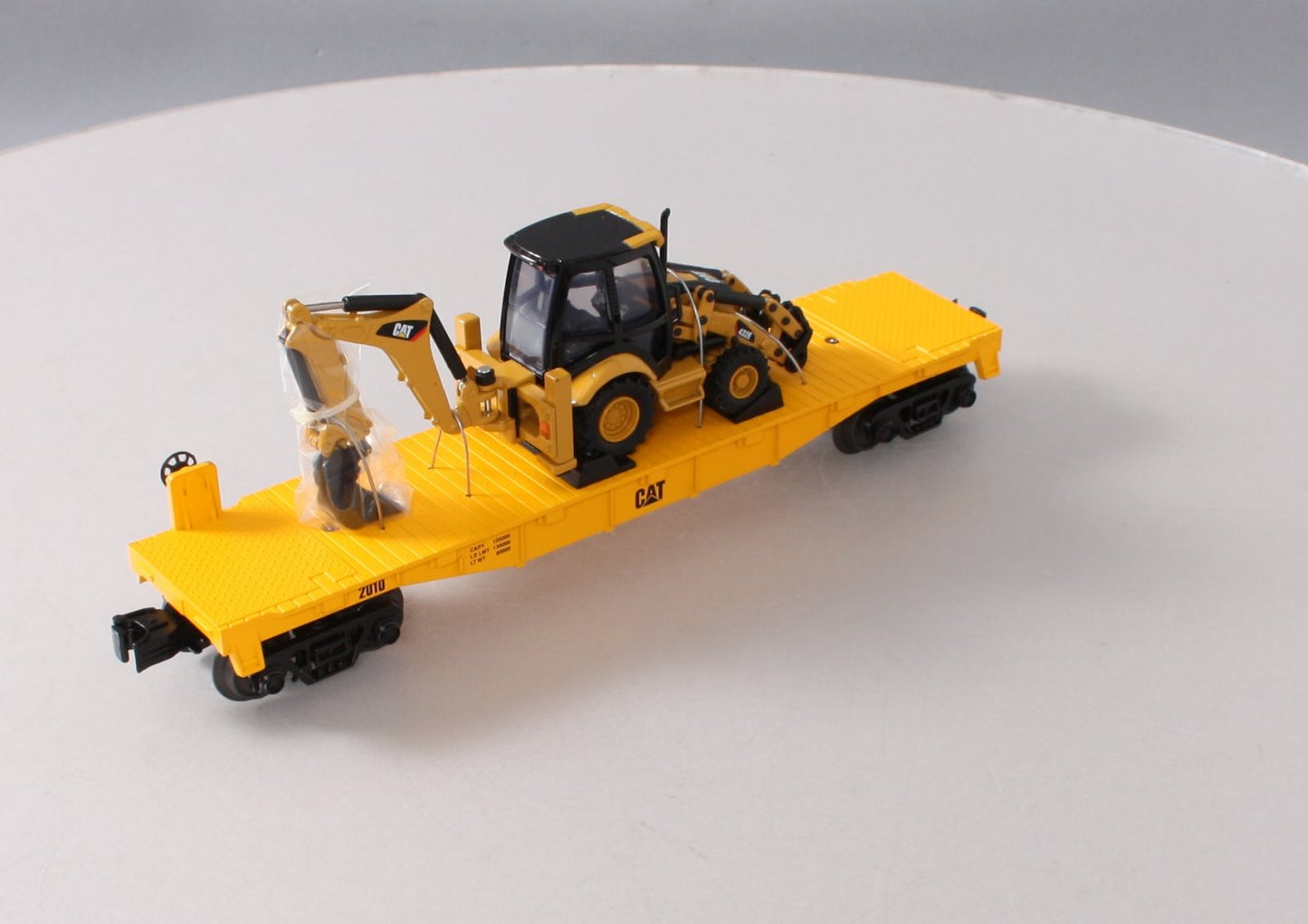MTH 30-76349 O Gauge Caterpillar Flatcar w/ CAT432E Backhoe #2010