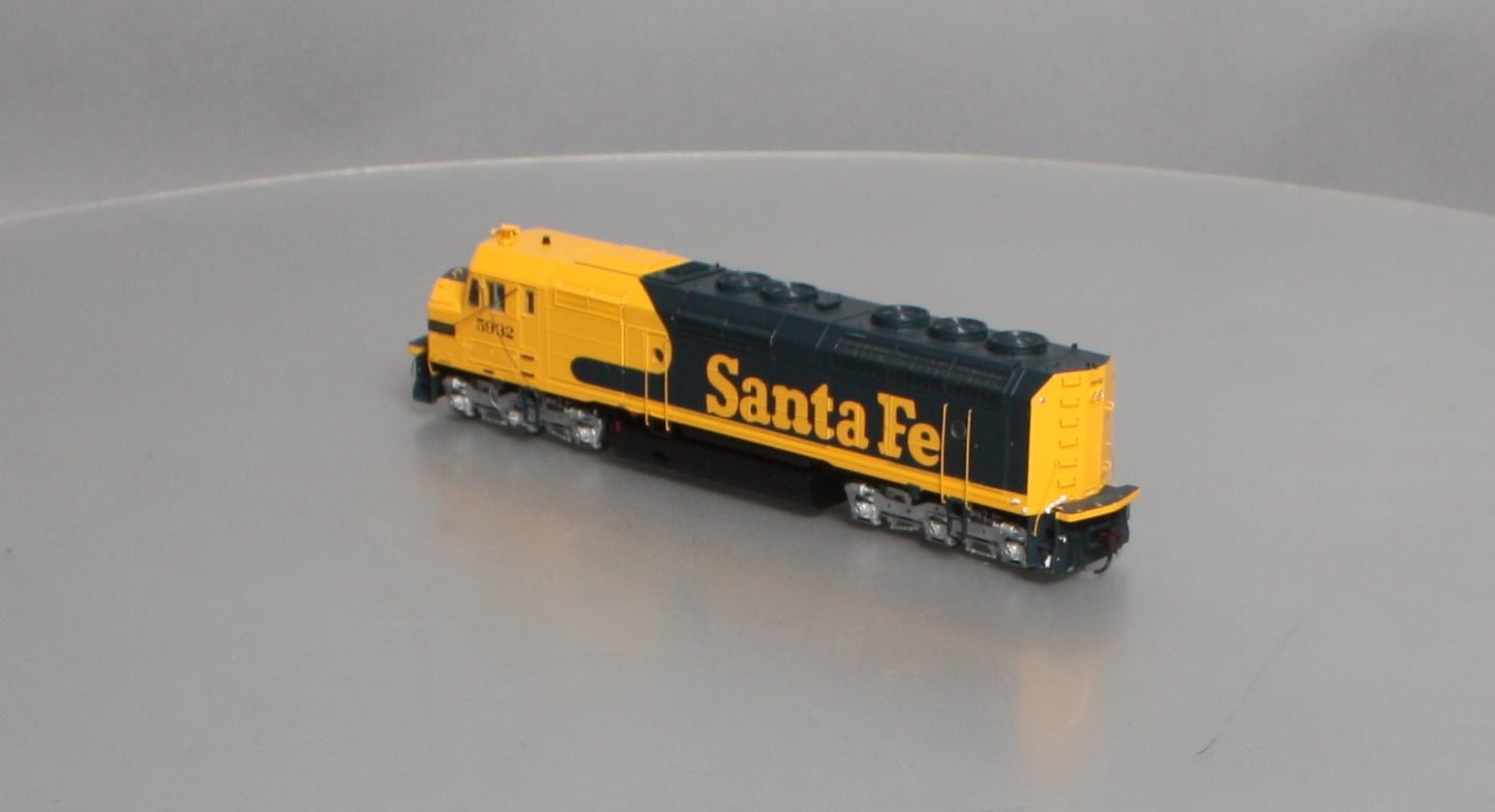 Athearn G67633 HO Santa Fe/Warbonnet F45 Diesel Locomotive w/DCC & Sound #5932