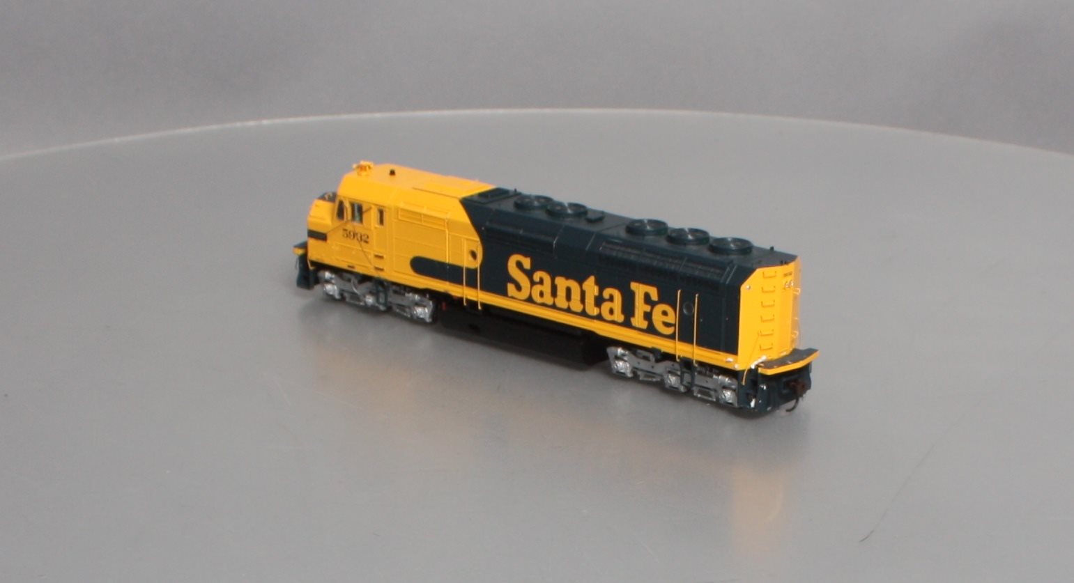 Athearn G67633 HO Santa Fe/Warbonnet F45 Diesel Locomotive w/DCC & Sound #5932
