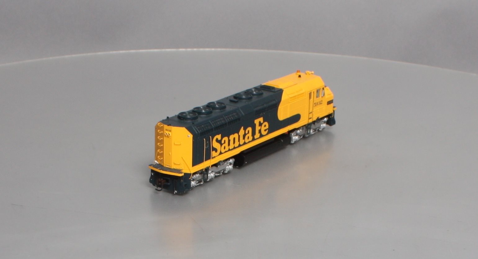 Athearn G67633 HO Santa Fe/Warbonnet F45 Diesel Locomotive w/DCC & Sound #5932