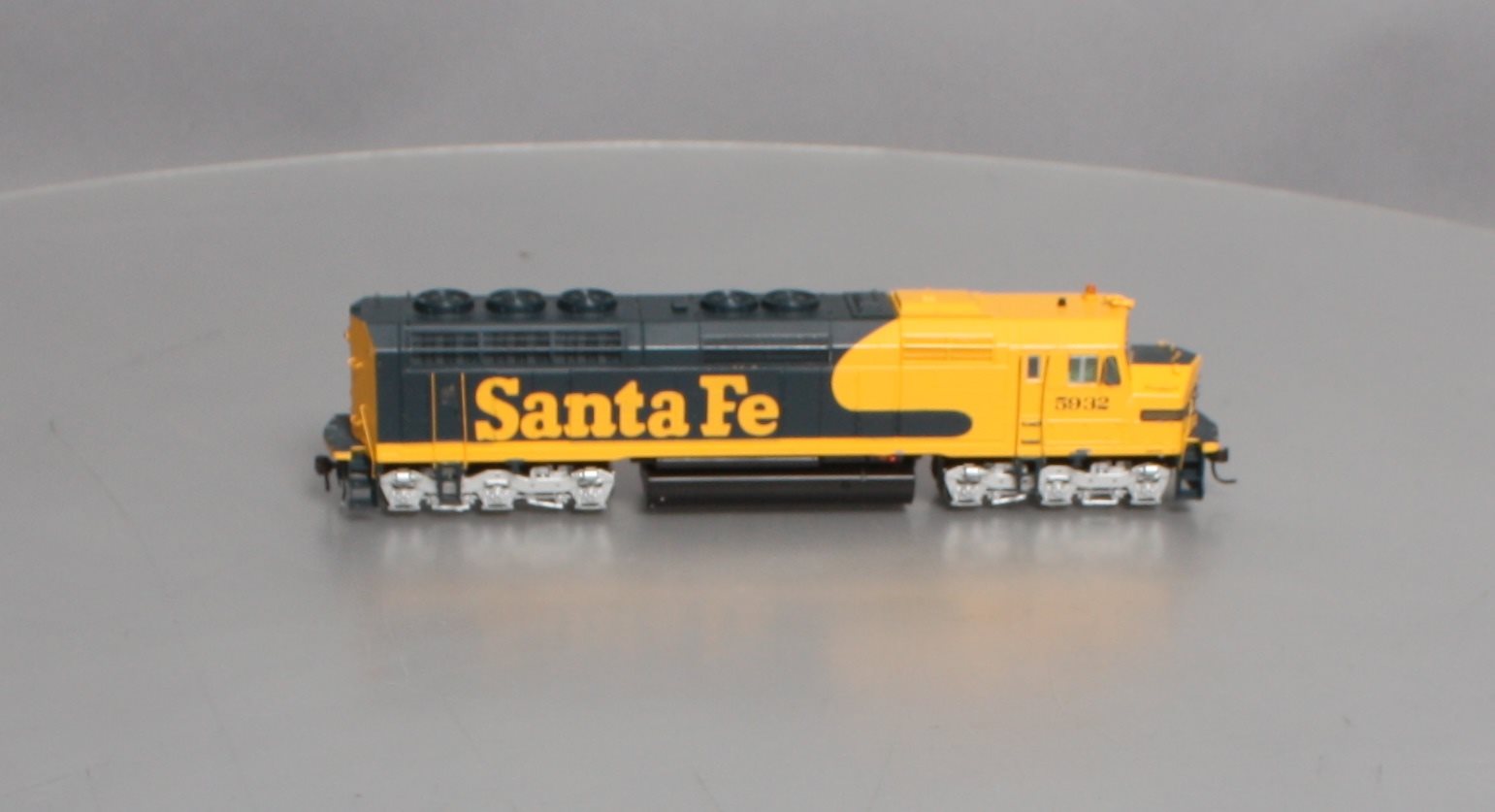 Athearn G67633 HO Santa Fe/Warbonnet F45 Diesel Locomotive w/DCC & Sound #5932