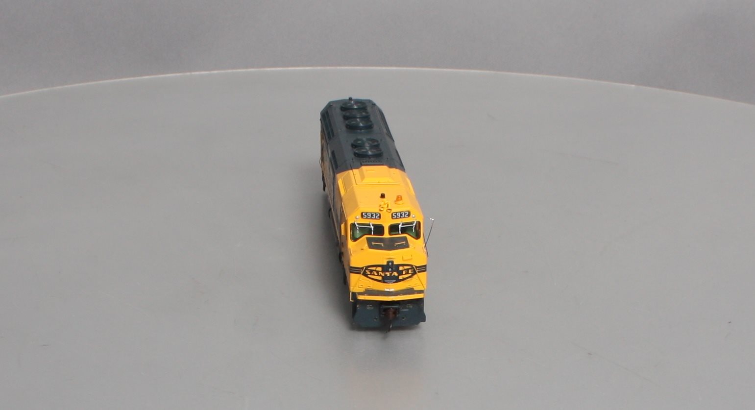 Athearn G67633 HO Santa Fe/Warbonnet F45 Diesel Locomotive w/DCC & Sound #5932