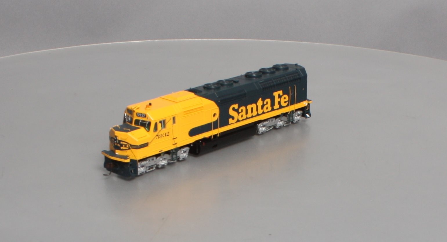 Athearn G67633 HO Santa Fe/Warbonnet F45 Diesel Locomotive w/DCC & Sound #5932