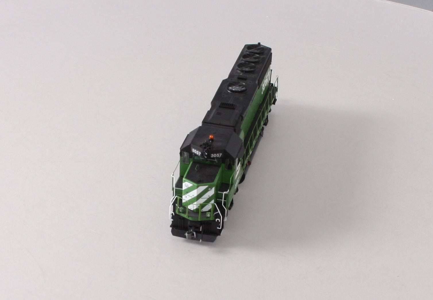 Athearn G65754 HO BN GP40-2 Diesel Locomotive with DCC & Sound #3057