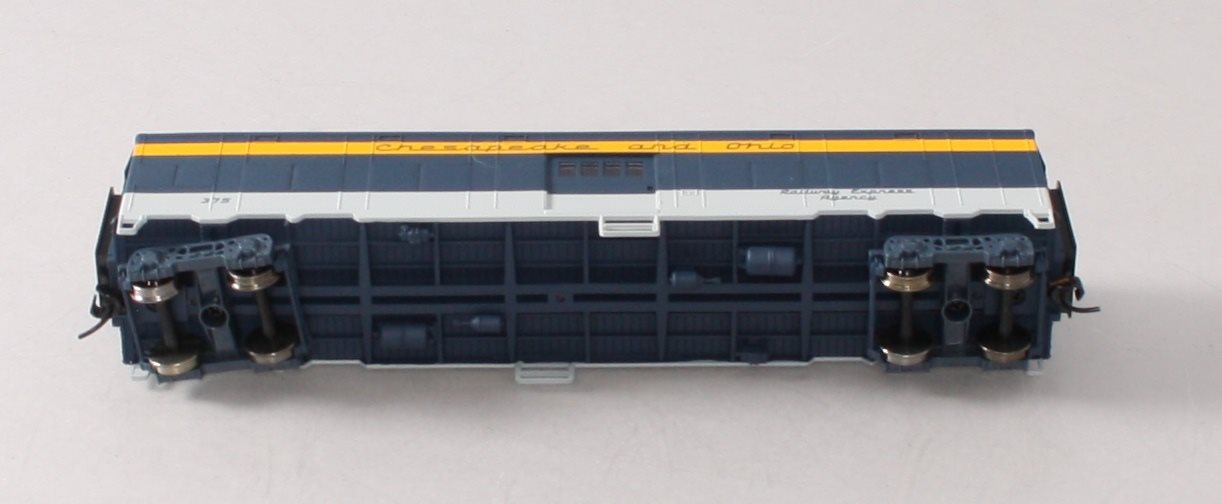 Walthers 932-4167 HO Chesapeake & Ohio Troop Sleeper Conversion Express Car #375 LN/Box