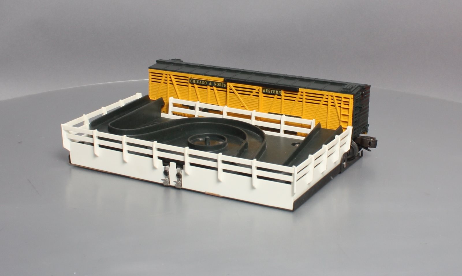 Lionel 6-19828 O Gauge C&NW Operating Cattle Car and Stockyard NIB