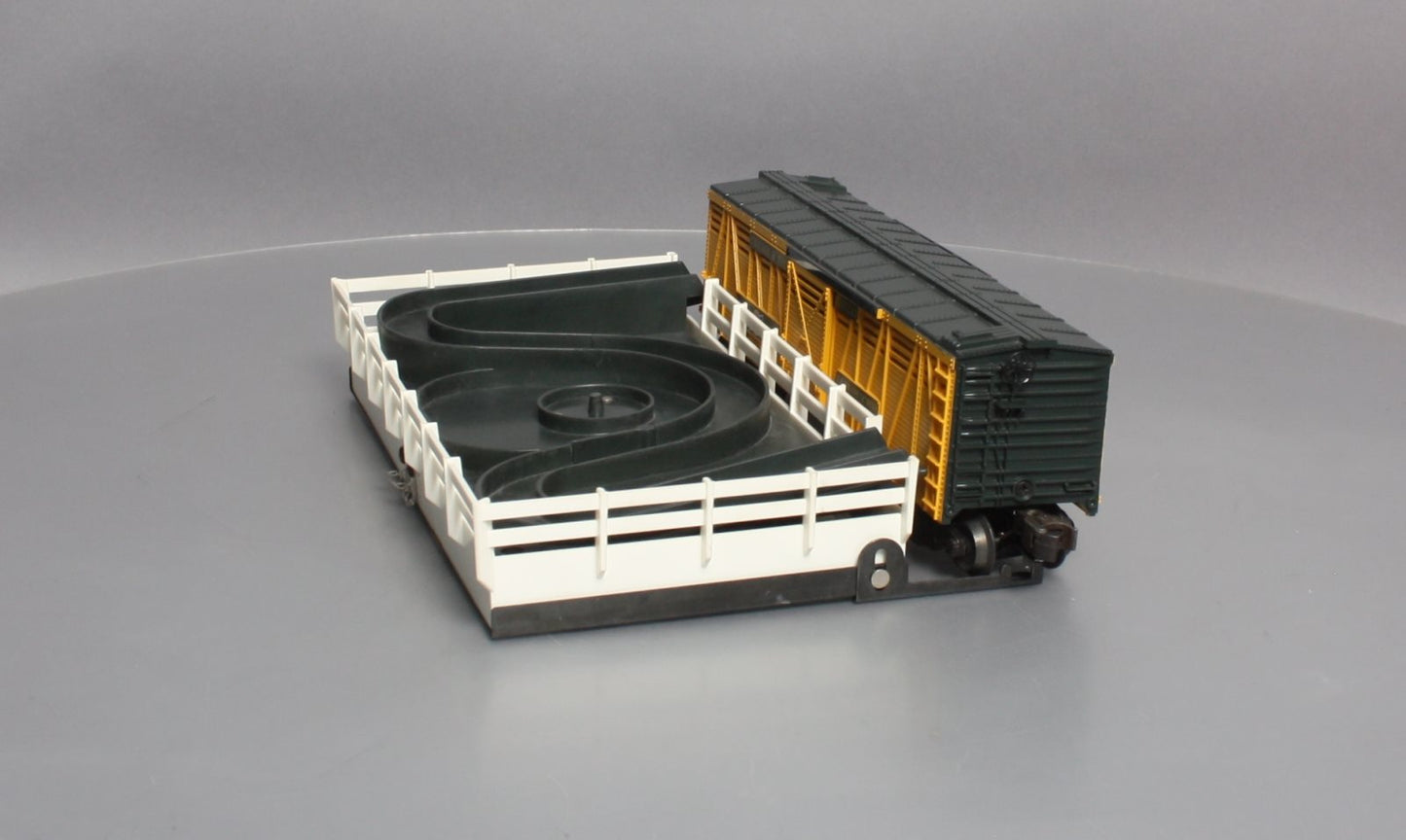 Lionel 6-19828 O Gauge C&NW Operating Cattle Car and Stockyard NIB