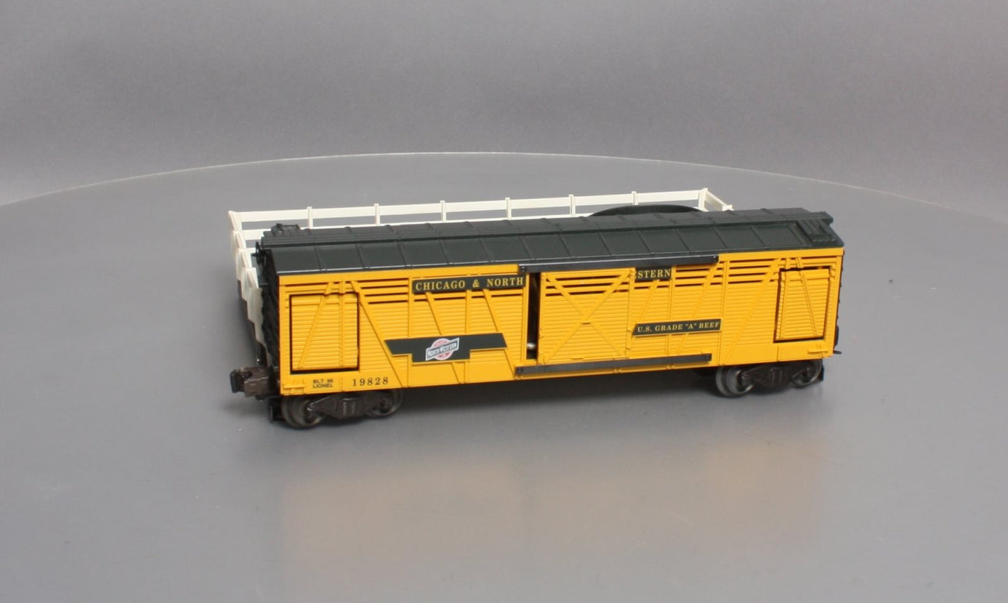 Lionel 6-19828 O Gauge C&NW Operating Cattle Car and Stockyard NIB