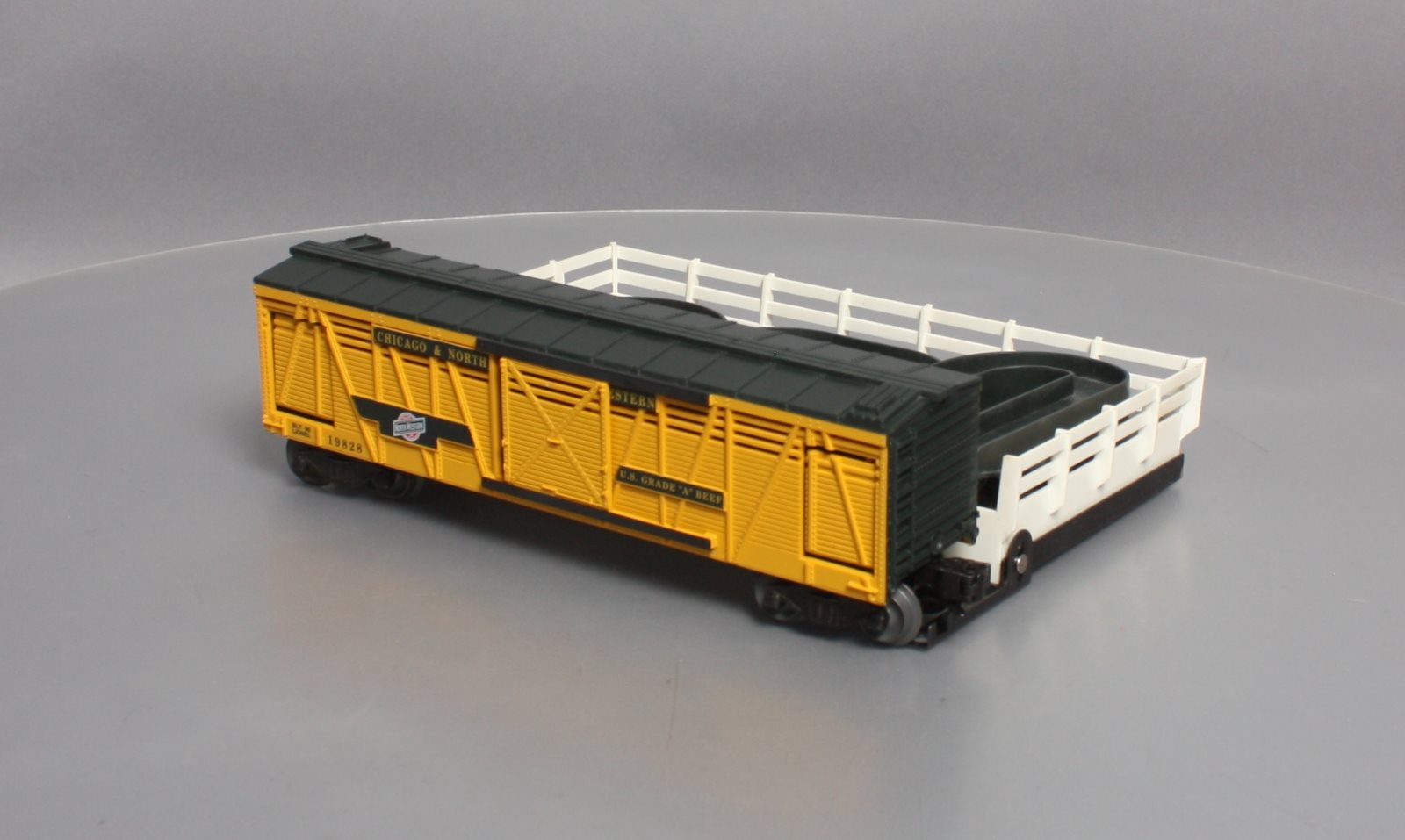 Lionel 6-19828 O Gauge C&NW Operating Cattle Car and Stockyard NIB