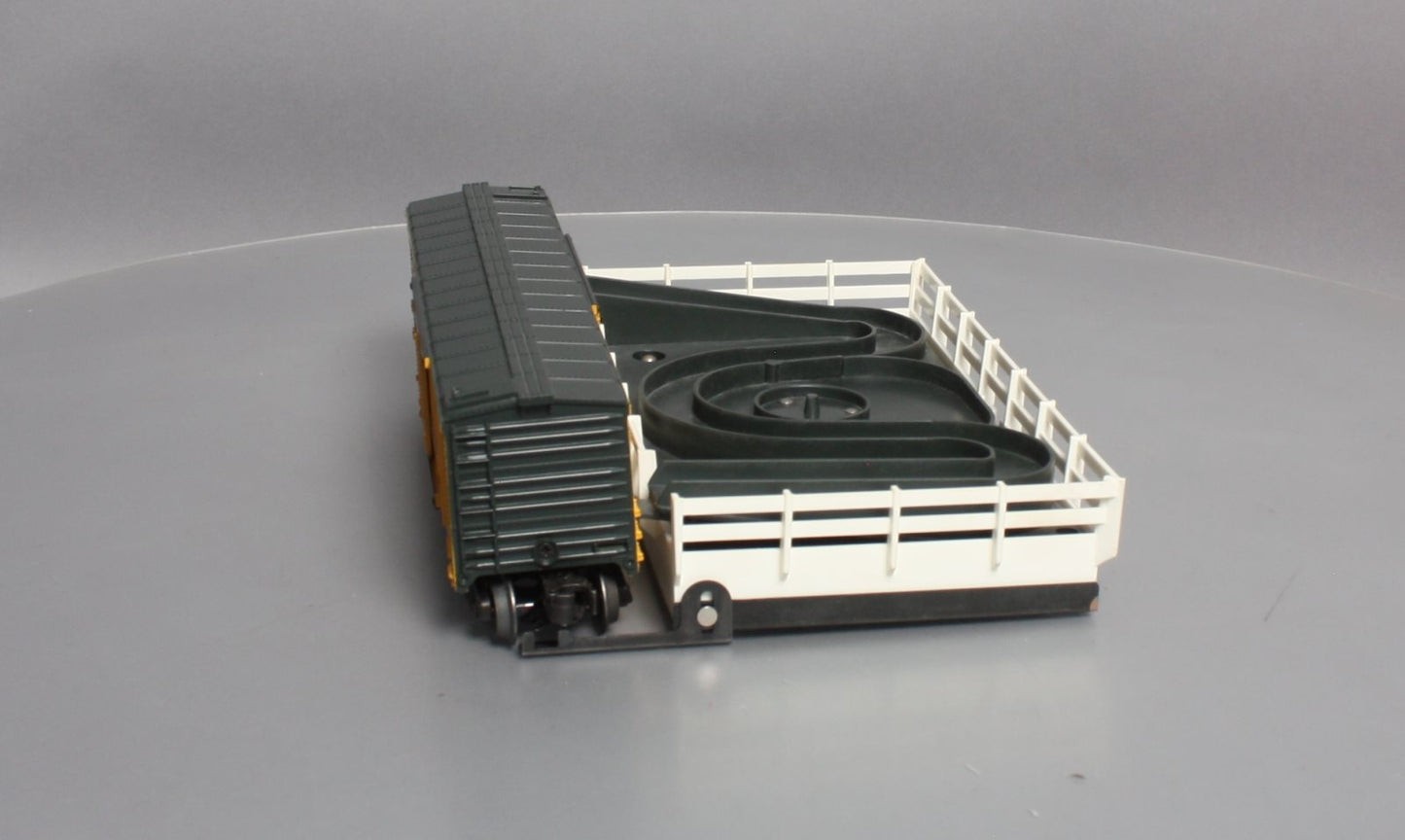 Lionel 6-19828 O Gauge C&NW Operating Cattle Car and Stockyard NIB