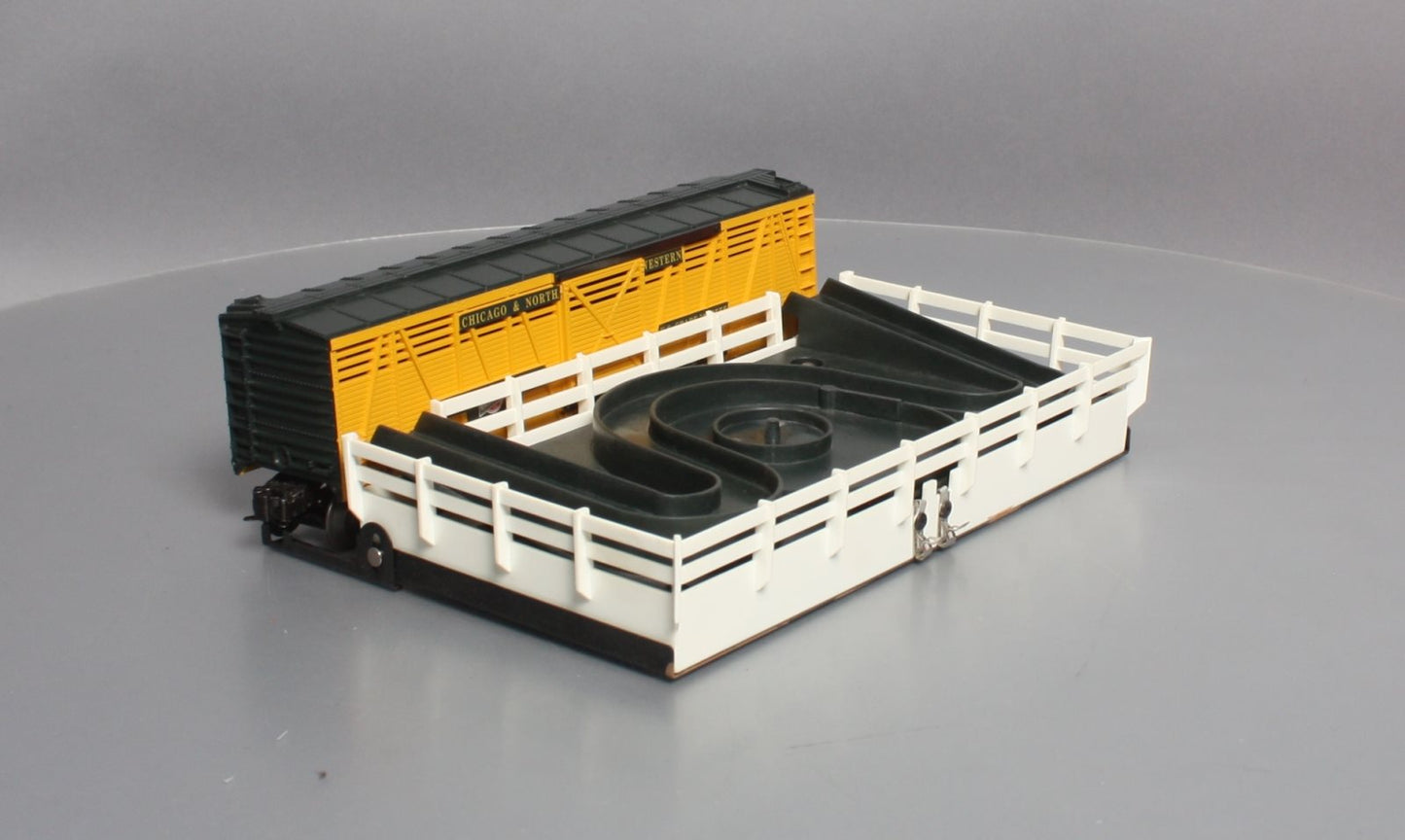Lionel 6-19828 O Gauge C&NW Operating Cattle Car and Stockyard NIB
