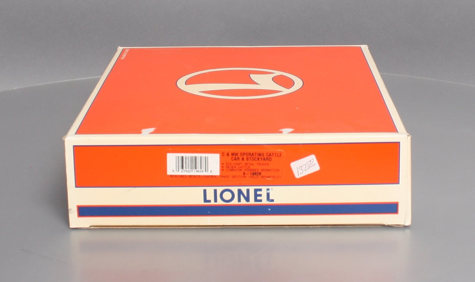 Lionel 6-19828 O Gauge C&NW Operating Cattle Car and Stockyard NIB