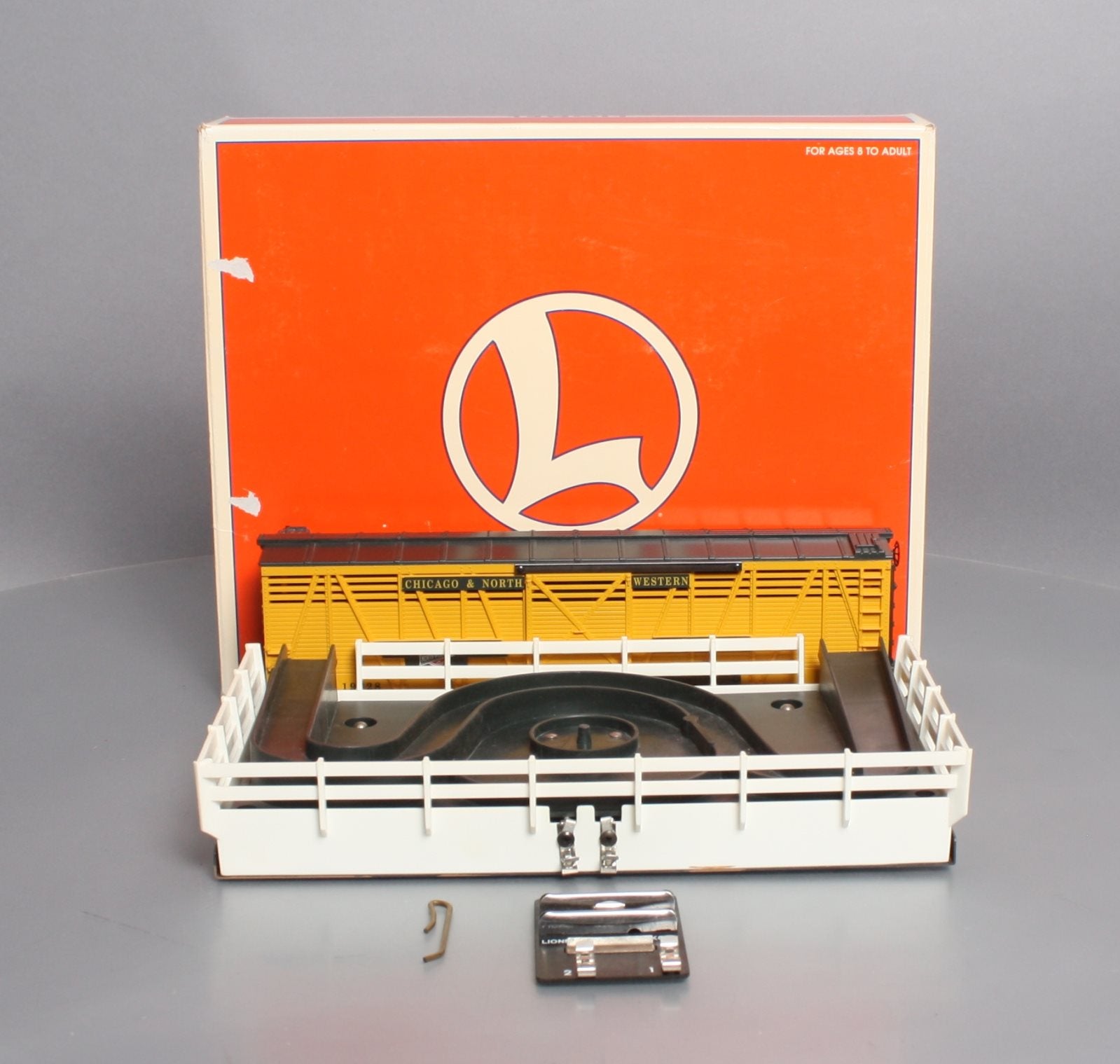 Lionel 6-19828 O Gauge C&NW Operating Cattle Car and Stockyard NIB