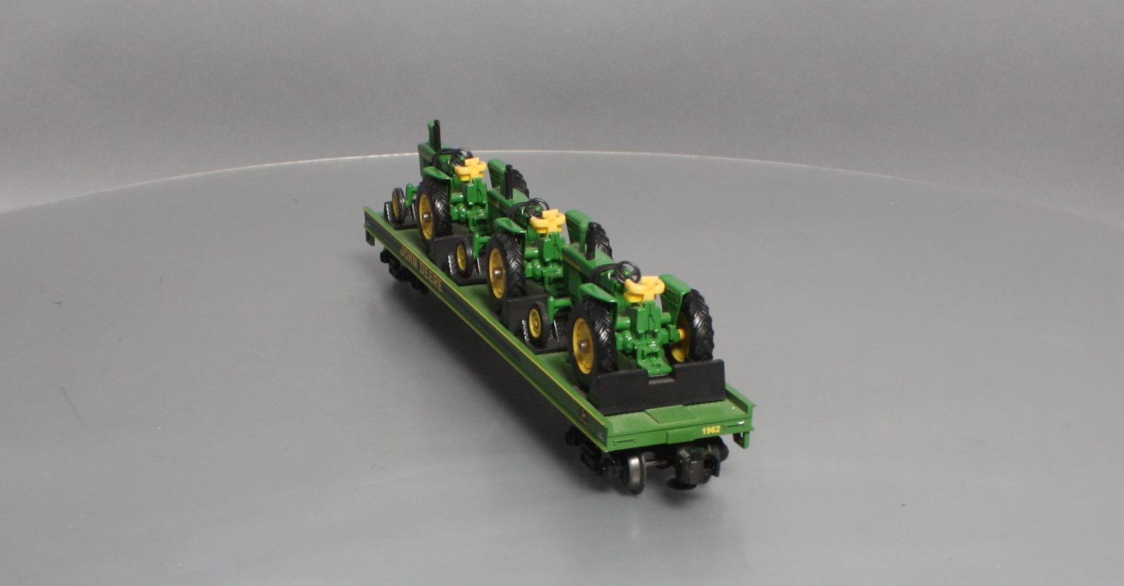 MTH 20-98361 O Gauge John Deere Flat Car w/ Three 4010 Tractors LN/Box