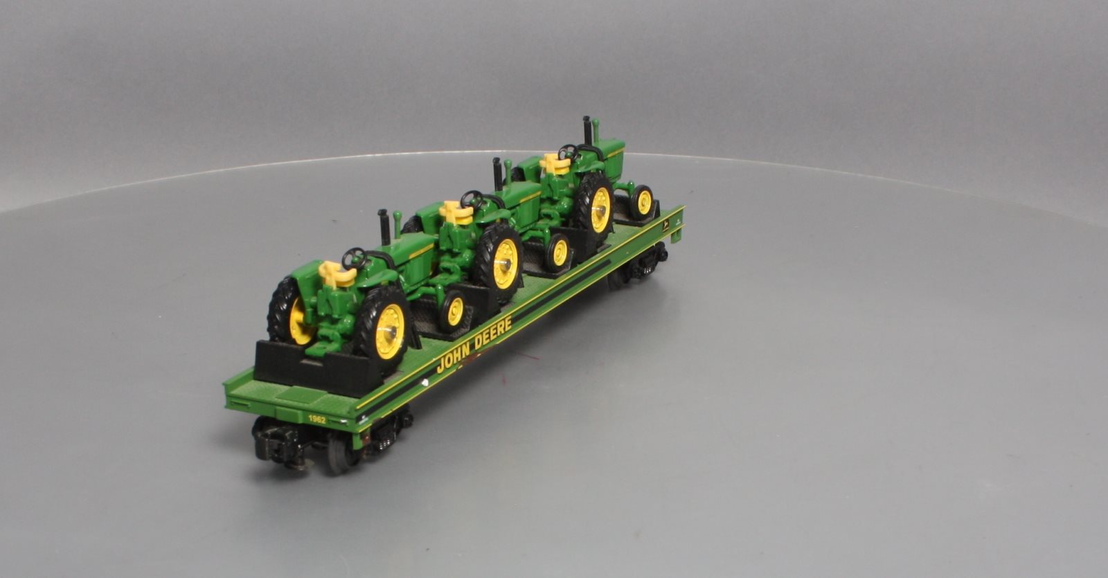 MTH 20-98361 O Gauge John Deere Flat Car w/ Three 4010 Tractors LN/Box